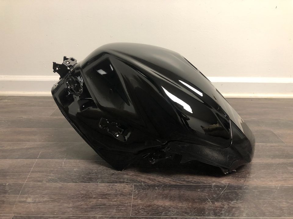 08-16 Yamaha R6 tank – Deucemoto - Main Image