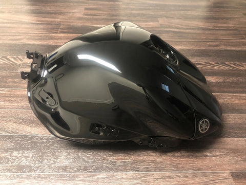 04-06 Yamaha R1 black tank with decals