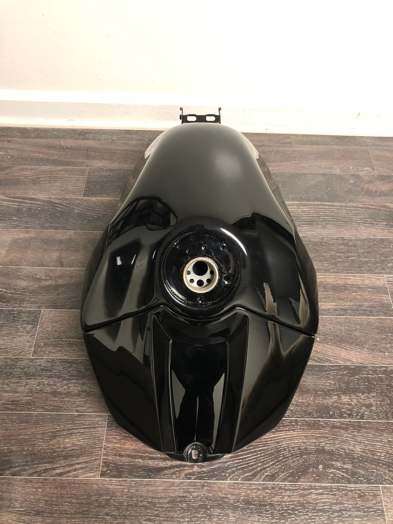 09-14 Yamaha R1 tank – Deucemoto